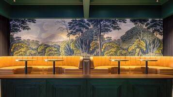 Indoor golf driving range