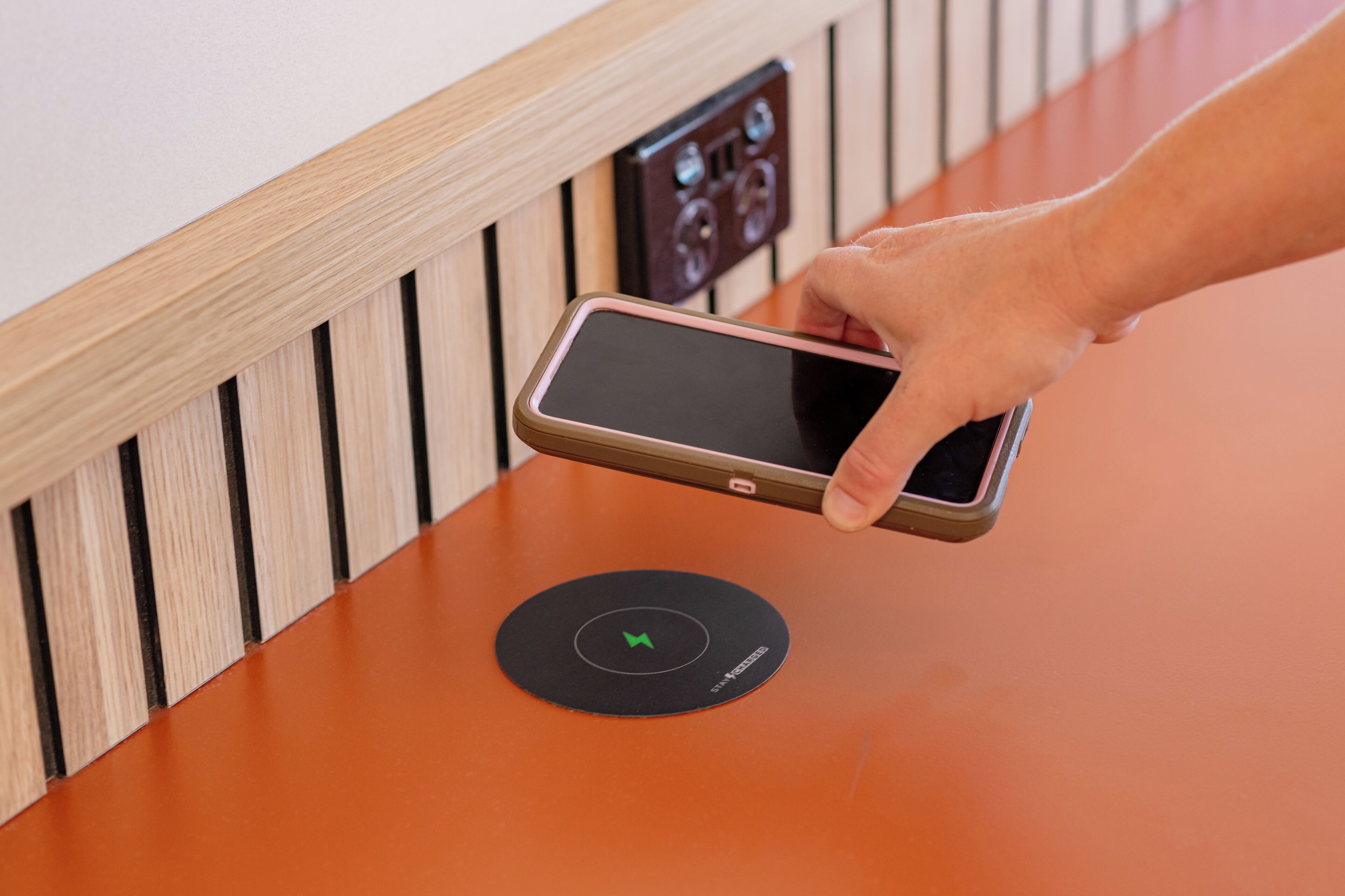 55-inch lcd tv with cable channels, tv, streaming services