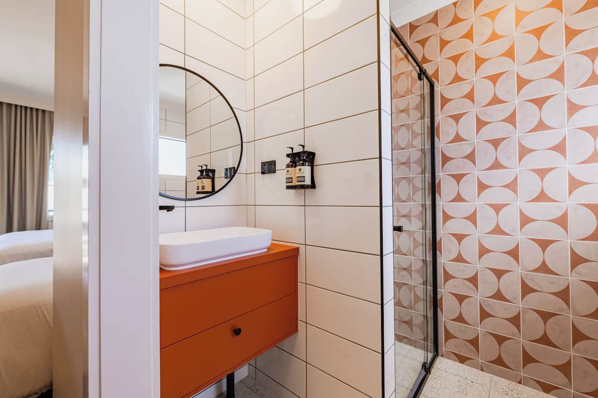 royal twin room | bathroom | shower, free toiletries, hair dryer, towels