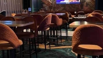 2 bars/lounges