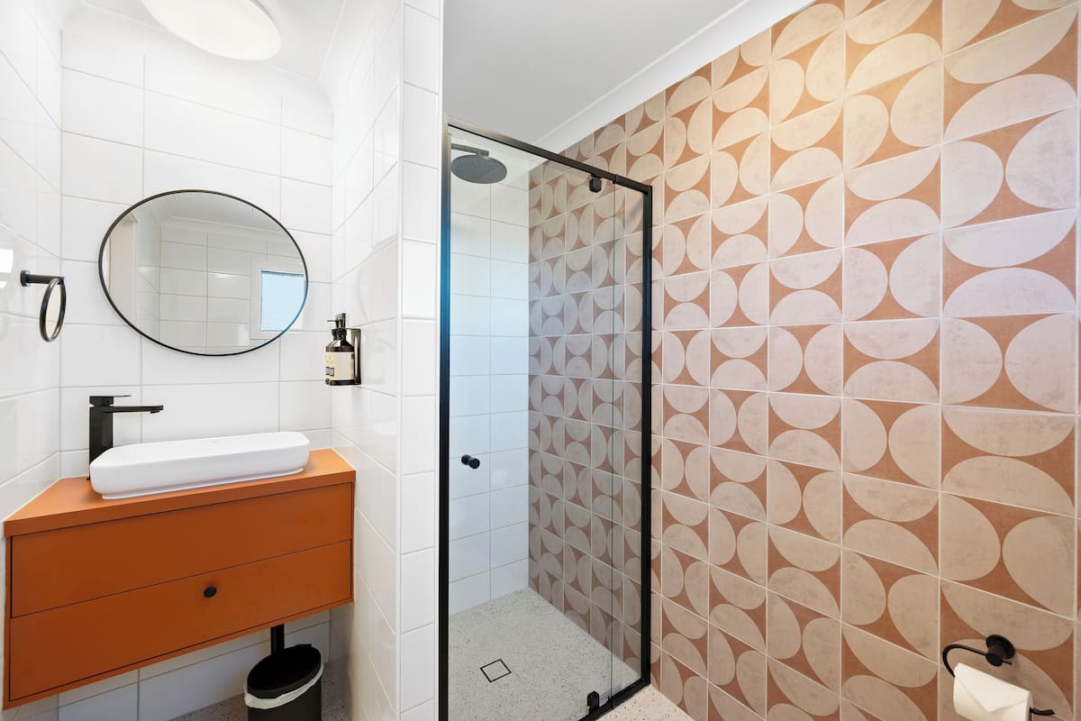 royal room | bathroom | shower, free toiletries, hair dryer, towels