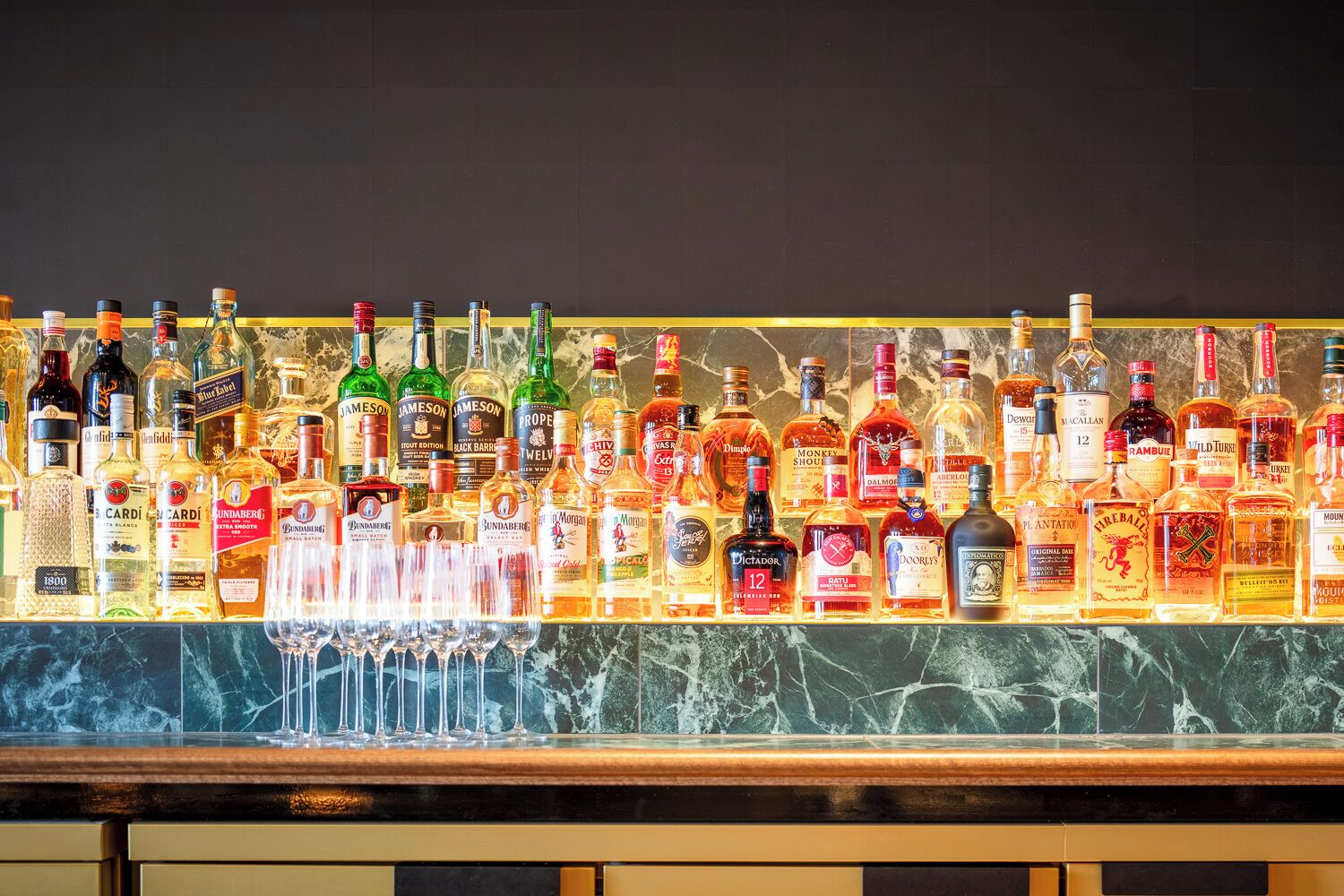 2 bars/lounges