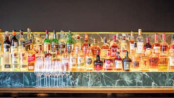 2 bars/lounges