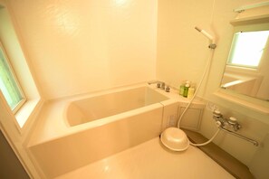 Separate bathtub and shower, deep-soaking bathtub, free toiletries - Resort Villa Takayama (Takayama)