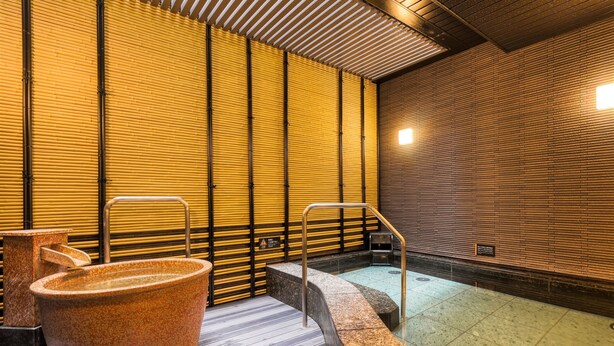 Un área de spa moderna con un jacuzzi, paredes de paneles de madera y piso de baldosas.