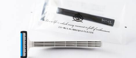 A razor and a razor blade package with text on it.
