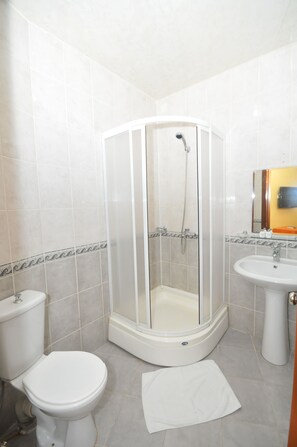 Shower, free toiletries, hair dryer, slippers - Kichik Gala Hotel (Baku)