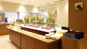 Una cocina moderna con armarios de madera, una encimera larga y cestas de flores rojas.