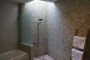 Baignoire et douche séparées, articles de toilette gratuits, chaussons