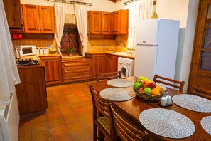 In-room dining - Omodos Village Houses (Omodos)