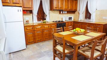 Traditional House, 2 Bedrooms (Pantelis) | In-room dining