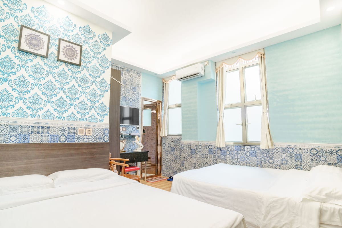 In-room safe, desk, rollaway beds (surcharge), WiFi (free)