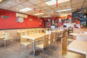 Phục vụ bữa tối, món Thái