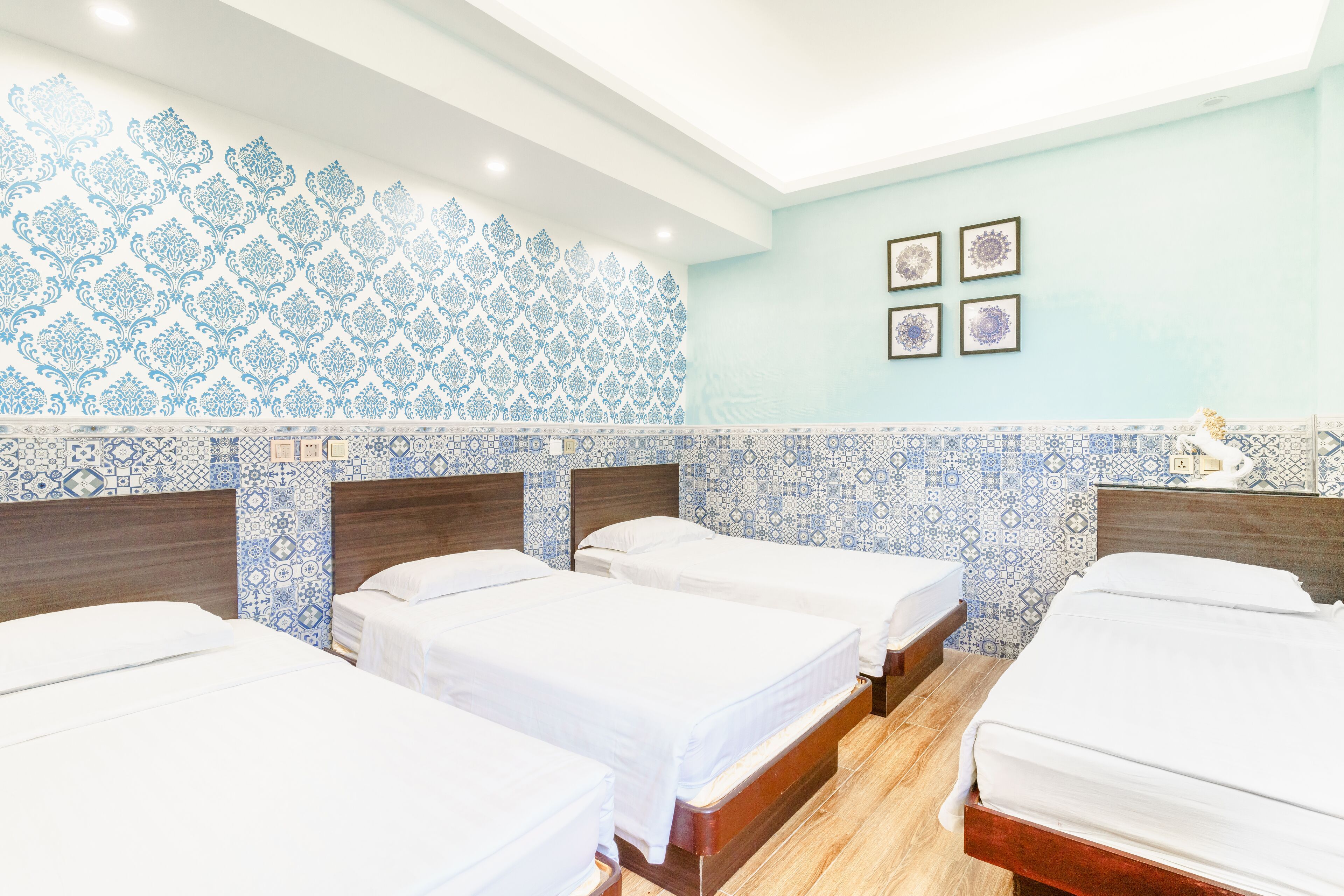 四人房 (4 Single Beds) | 房內夾萬、書桌、摺床/加床 (收費)、免費 Wi-Fi