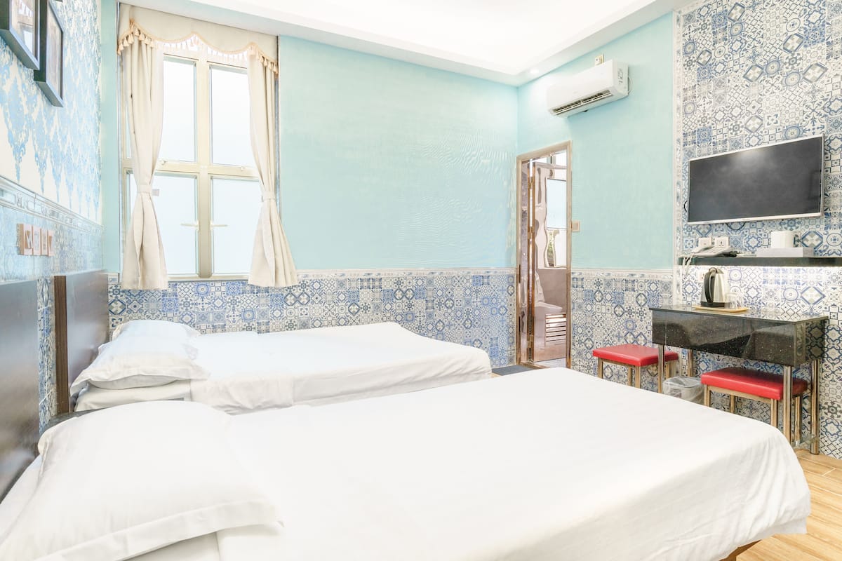 Family Room | In-room safe, desk, rollaway beds (surcharge), WiFi (free)