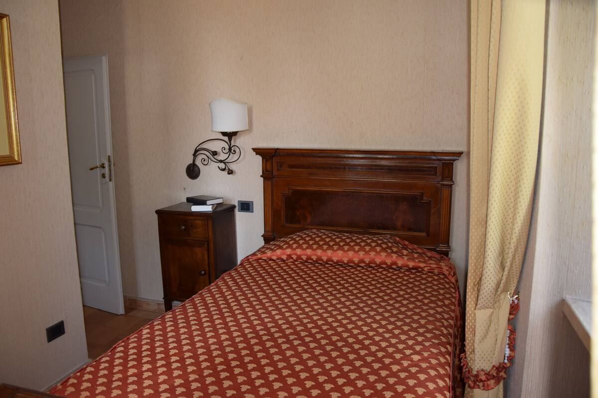 Single Room | Premium bedding, free cribs/infant beds, rollaway beds, free WiFi