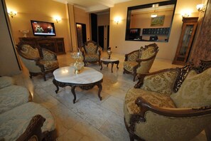 Flat-screen TV - Miraj Inn Hotel (Baku)