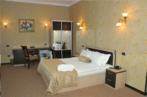 Bureau, lits bébé (gratuits), lits pliants/supplémentaires