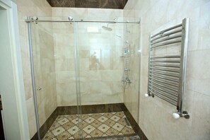 Shower, free toiletries, hair dryer, bathrobes - Miraj Inn Hotel (Baku)