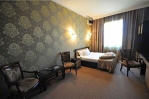 Desk, free cribs/infant beds, rollaway beds, free WiFi
