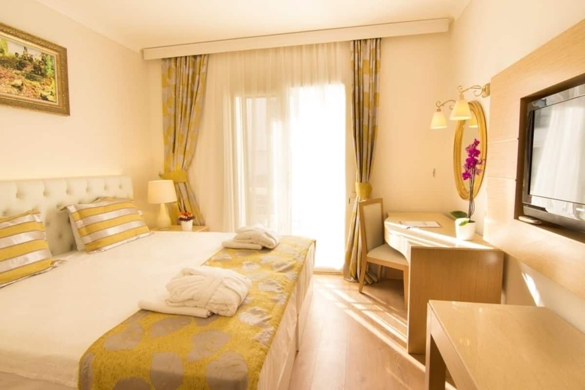 Standard Room | Minibar, in-room safe