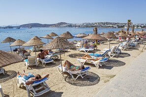 Aan een privéstrand, een strandbar