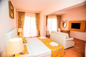 Junior kamer, 1 twee- of 2 eenpersoonsbedden | Een minibar, een kluis op de kamer