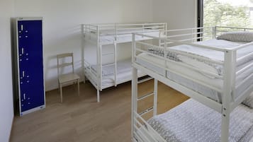 Bed in 4-Bed Mixed Dormitory Room | Két bảo mật tại phòng, bàn, phòng cách âm
