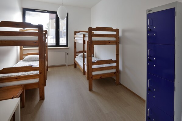 Caixa forta a l'habitació, escriptori i habitacions insonoritzades