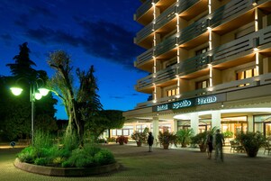 Fachada de la propiedad por la tarde o noche