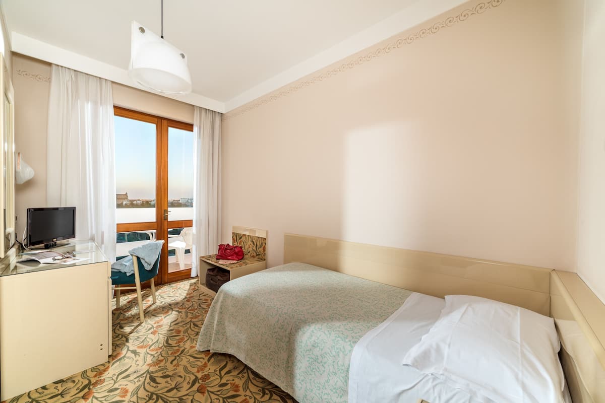 In-room safe, desk, WiFi (free), bed sheets