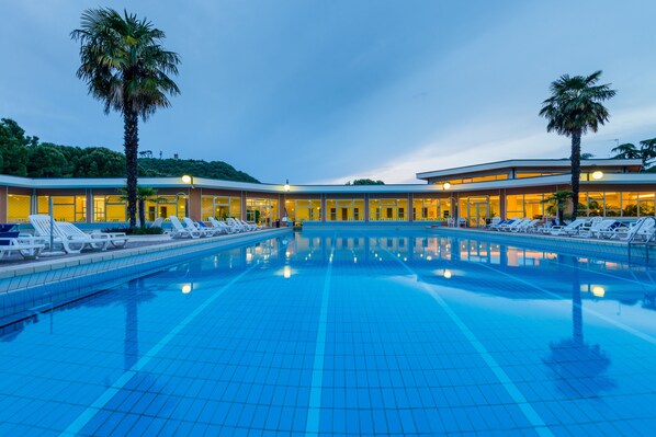 4 outdoor pools, pool umbrellas, pool loungers