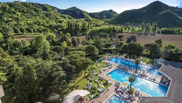 4 piscine all'aperto, ombrelloni da piscina, lettini