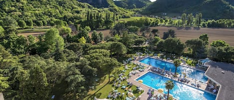 4 outdoor pools, pool umbrellas, sun loungers