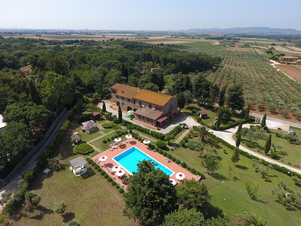 Outdoor pool, pool umbrellas, sun loungers - Residence la Casaccia (Campiglia Marittima)