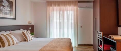 Dobbelt- eller tomannsrom | Minibar, safe på rommet, skrivebord og ekstrasenger (mot et tillegg)