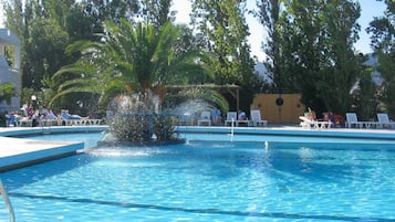 3 outdoor pools, pool umbrellas, pool loungers