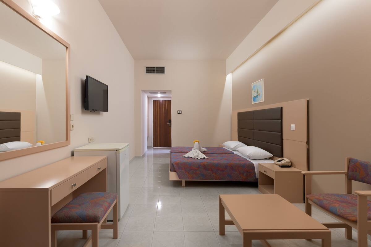 Habitación estándar, balcón | Caja de seguridad en la habitación, insonorización y cunas gratuitas 
