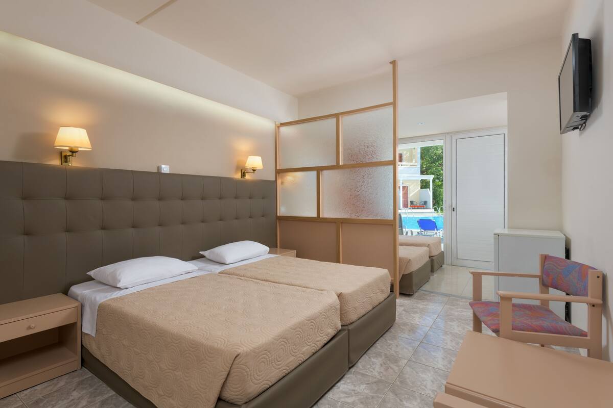 Habitación familiar, balcón | Caja de seguridad en la habitación, insonorización y cunas gratuitas 
