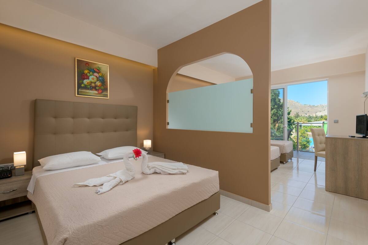 Habitación cuádruple superior, varias camas | Caja de seguridad en la habitación, insonorización y cunas gratuitas 