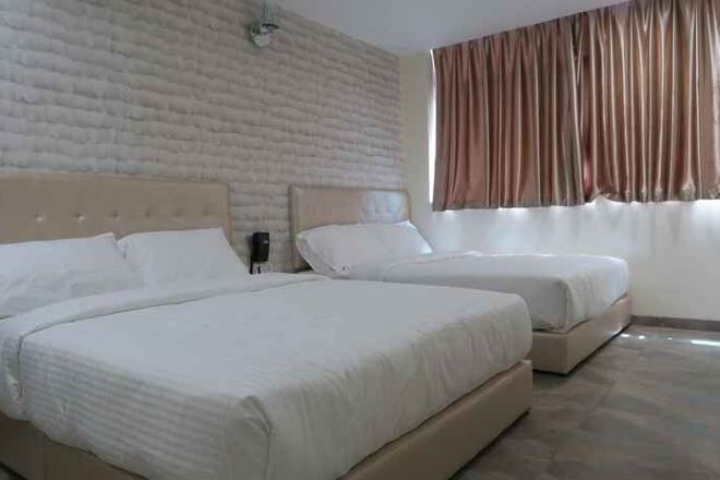 Een bureau, geluiddichte muren, een strijkplank/strijkijzer, gratis wifi