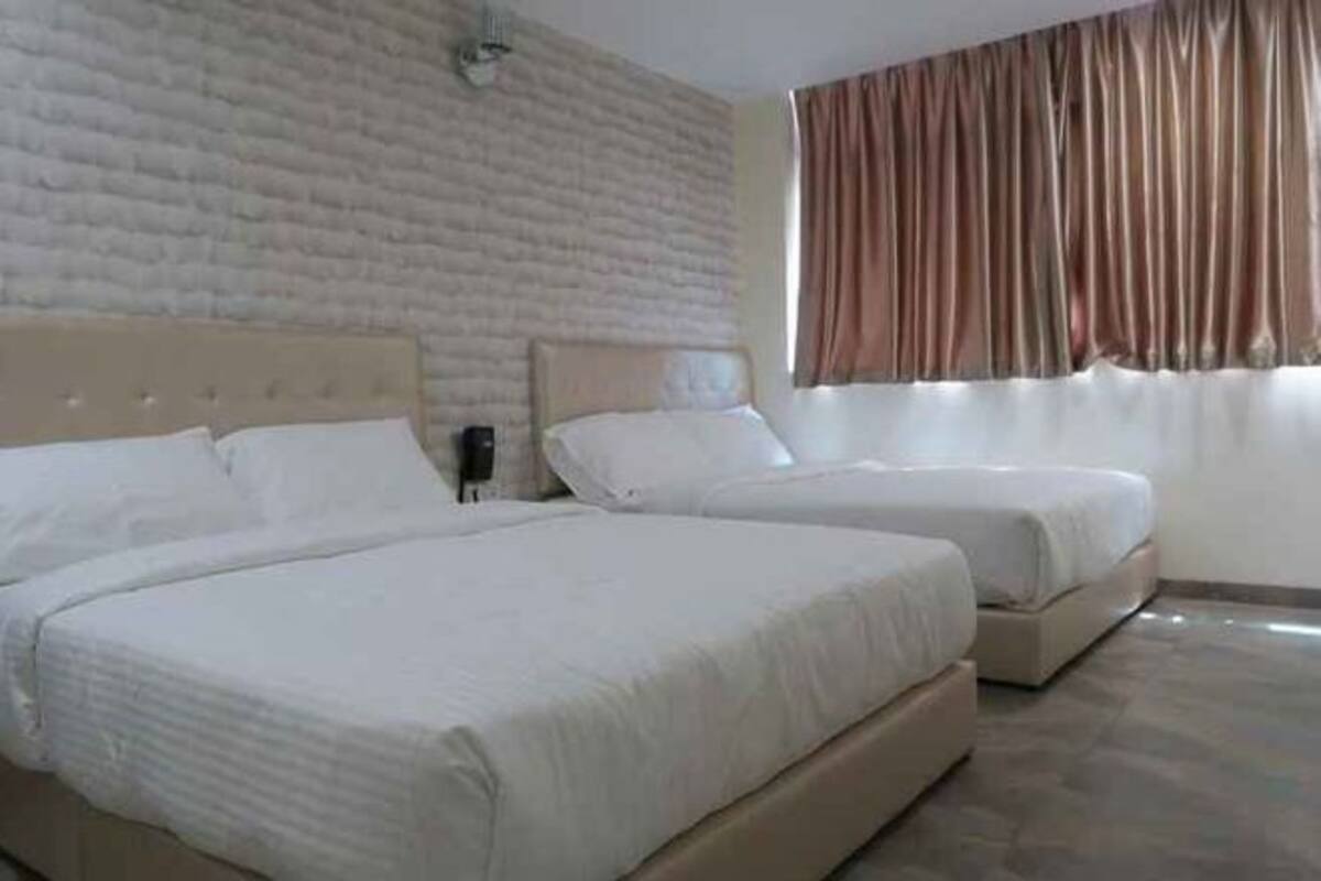 Een bureau, geluiddichte muren, een strijkplank/strijkijzer, gratis wifi