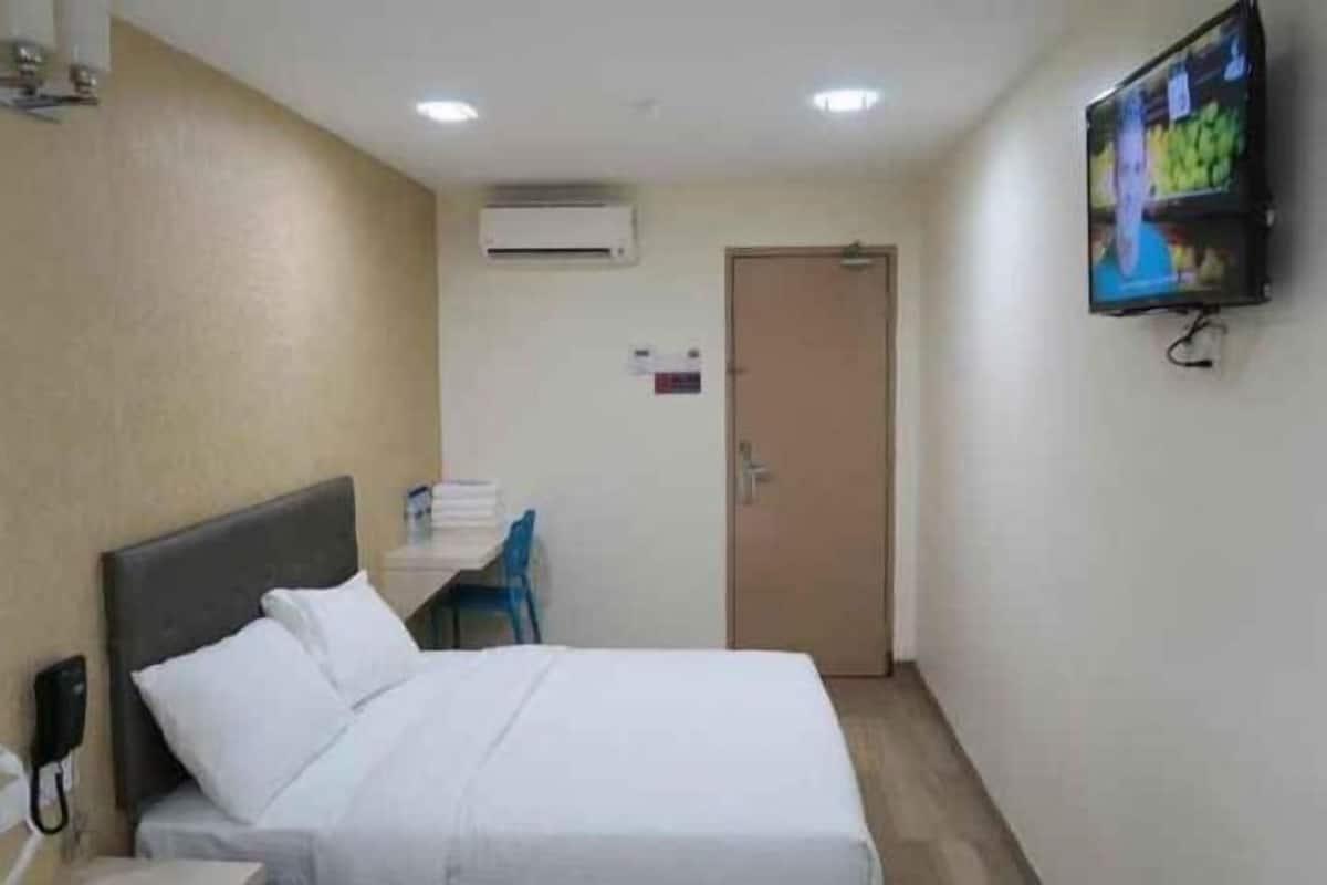 Desk, soundproofing, iron/ironing board, free WiFi