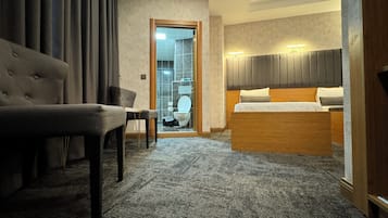 Standard Triple Room with City View | 高級寢具、迷你吧、房內夾萬、隔音