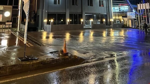 Un edificio de varios pisos con un llamativo letrero de 'Parkotel' y una entrada que dice '5 Park'.