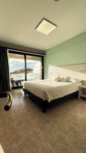 Leilighet – panorama, 1 soverom, sjøutsikt, sjøvendt | Sengetøy av topp kvalitet, dundyner, safe på rommet og blendingsgardiner