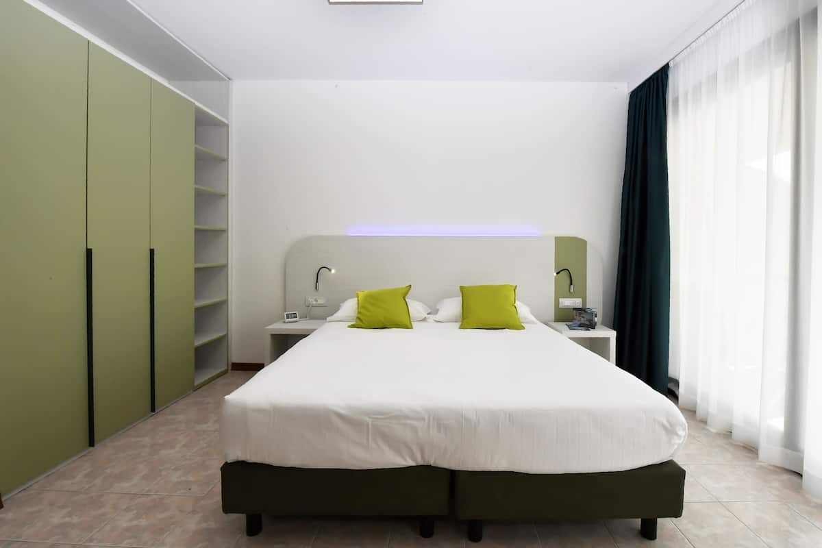 Comfort Apartment | Premium bedding, down duvets, in-room safe, blackout curtains