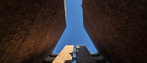 Una piscina al aire libre, sombrillas, sillones reclinables de piscina