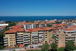 Zona residencial costera con edificios de varios pisos, balcones y una vista despejada del mar.