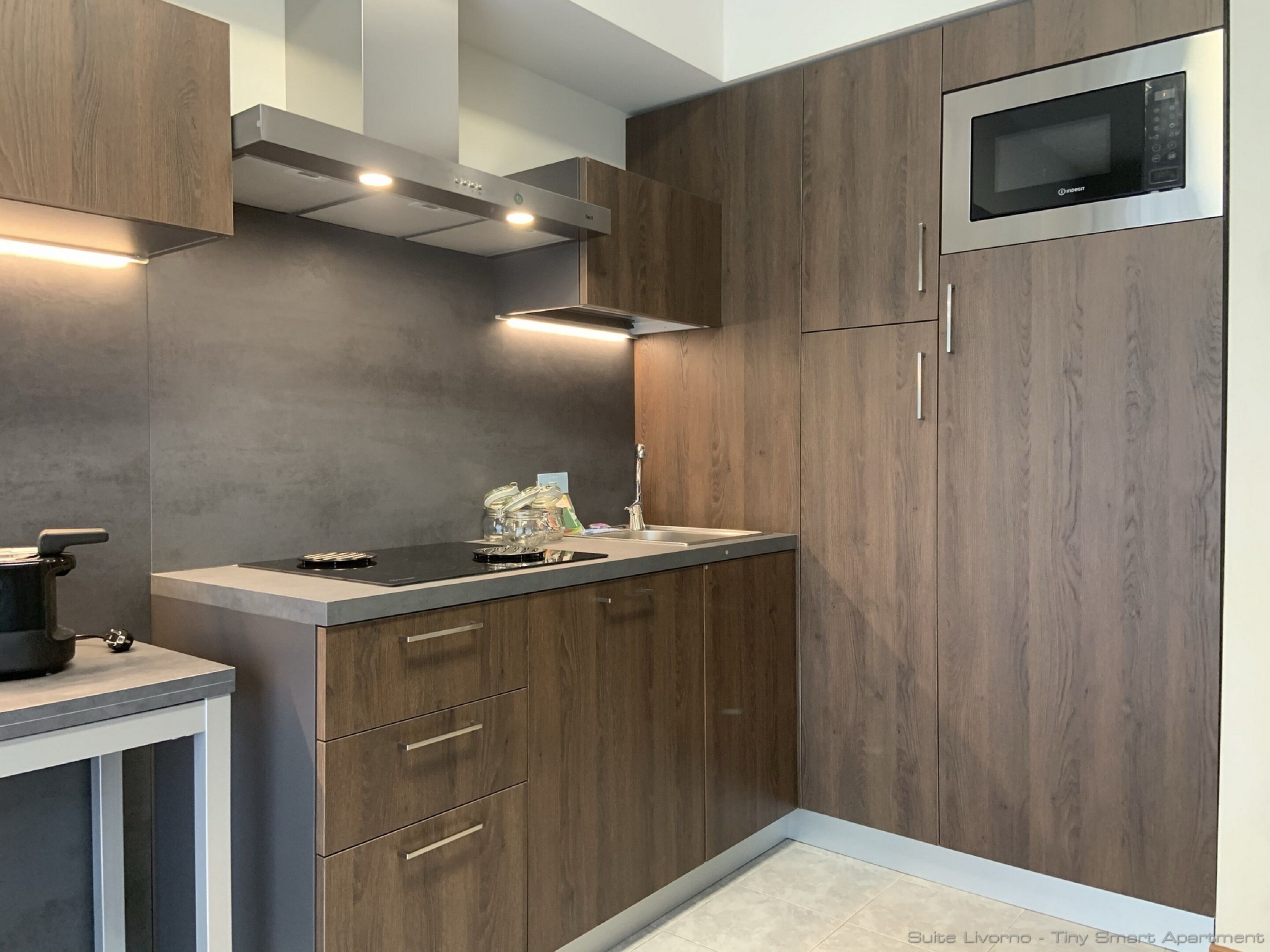 Apartemen Desain | Dapur pribadi | Lemari es, microwave, kompor, dan mesin pencuci piring